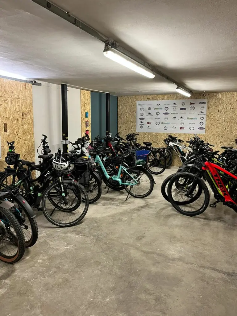 Garage con diverse biciclette parcheggiate