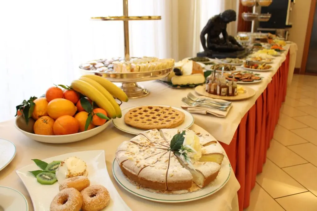 Buffet di dolci e frutta su un tavolo